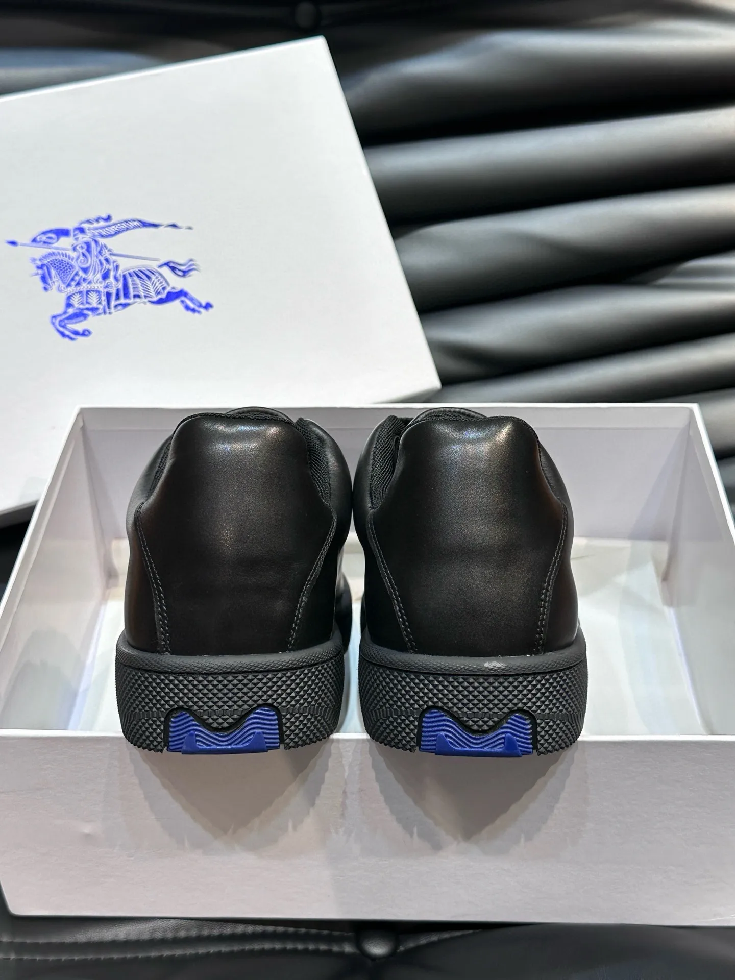 Factory price: 500💰Burberry Box series👫Thick-soled casual sports shoes for couples, cool sneakers and bread shoes, purchased and developed from the original version, the top version of the Box series sports shoes, made of original plaid/knitted fabric, embellished with embossed Equestrian Knight logo (EKD). Made of mesh lining, the laces are decorated with metal coils, the rubber sole is decorated with the Burberry letter logo, and the original molded 3.5CM two-color T men's shoe 💰U outsole! Code number: 35-45 (35-45 customized)